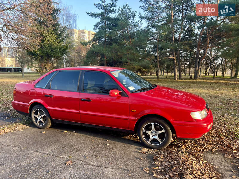 Седан Volkswagen Passat 1994 в Горішніх Плавнях