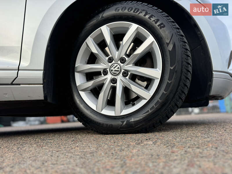 Универсал Volkswagen Passat 2018 в Киеве