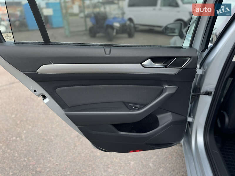 Универсал Volkswagen Passat 2018 в Киеве