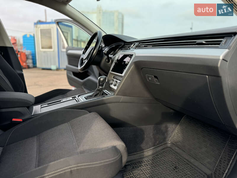 Универсал Volkswagen Passat 2018 в Киеве