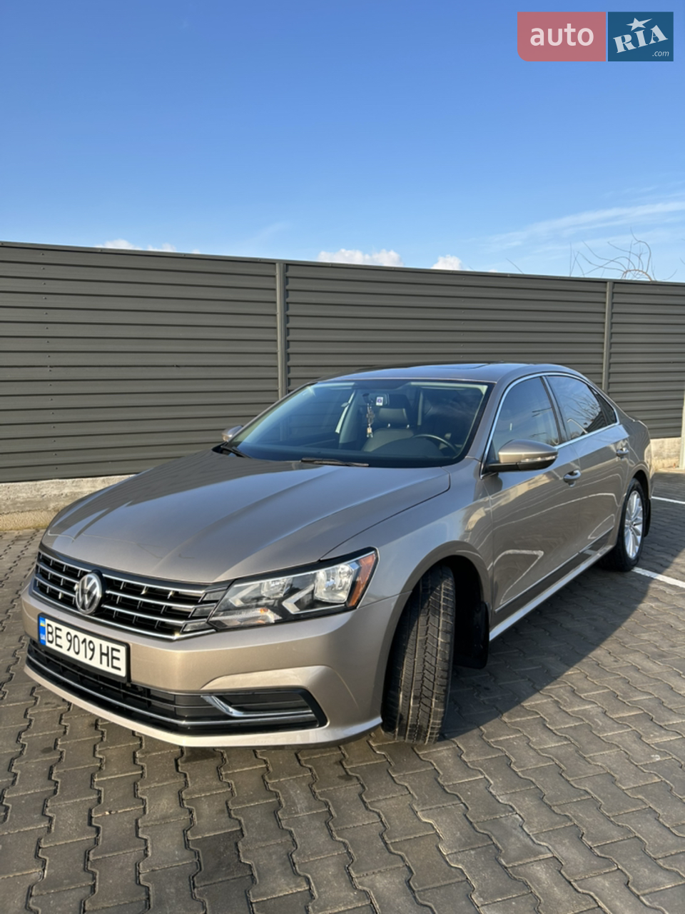 Автомобіль пригнаний з США для себе. Безпека ціла. Машина модельного 2016 року. В Україні автомобіль обслуговувався в офіційного дилера в Миколаєві (чеки наявні). Замінено мастило в АКПП, свічі запалення, всі опори, стійки. Цепка ГРМ на 2-му зубі з 7-ми. Новий АКБ (на гарантії). Машина з 2-хзонним клімат-контролем, підігрівом передніх сидінь, датчиком світла/дощу, дистронік, адаптивний круїз контроль, люк, нова (передня) зимова резина. 
Гарний, надійний автомобіль для сім?ї , з невеликою витратою палива. 