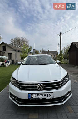 Седан Volkswagen Passat 2016 в Рівному