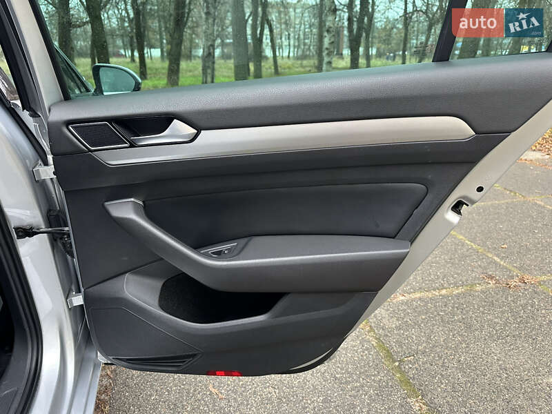 Универсал Volkswagen Passat 2015 в Киеве