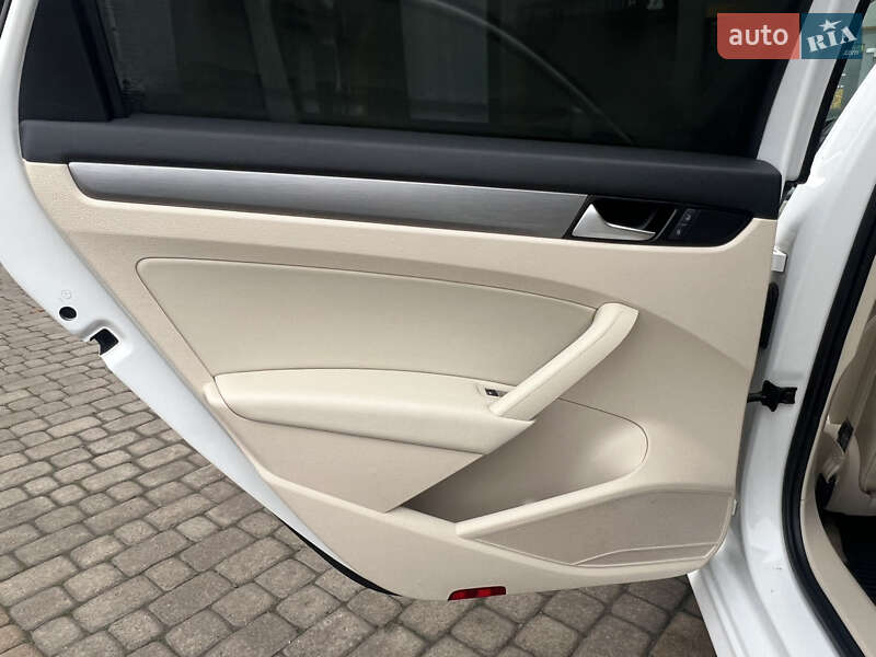 Седан Volkswagen Passat 2014 в Ивано-Франковске