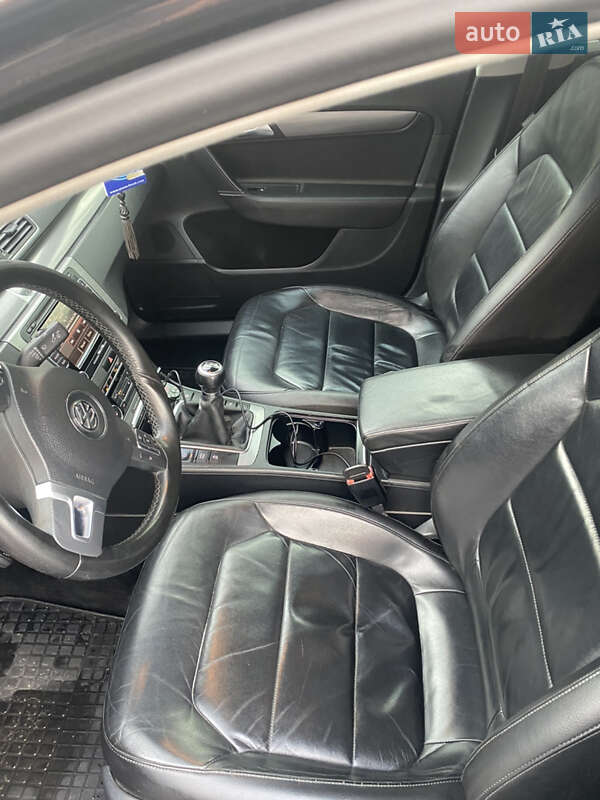 Седан Volkswagen Passat 2011 в Звягеле