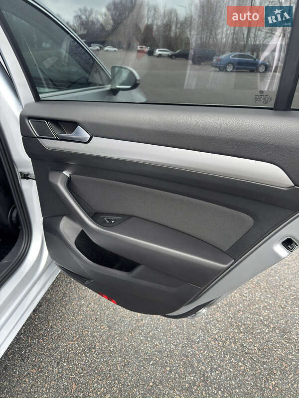 Седан Volkswagen Passat 2019 в Киеве