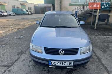 Седан Volkswagen Passat 1997 в Стрые
