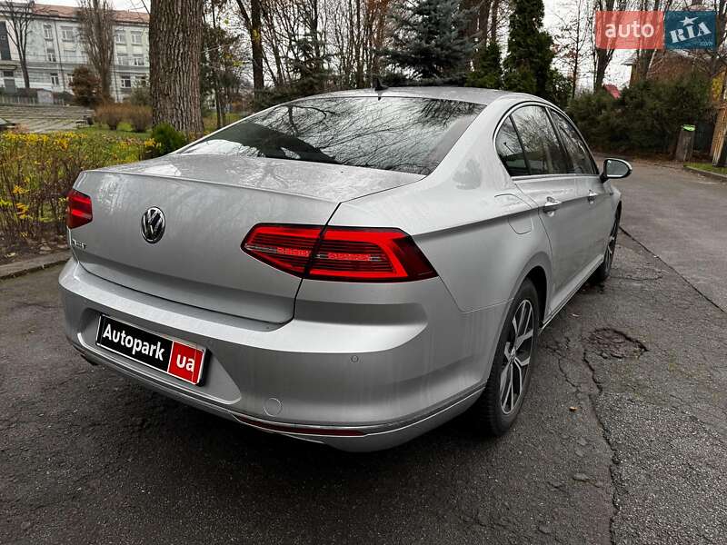 Седан Volkswagen Passat 2018 в Киеве