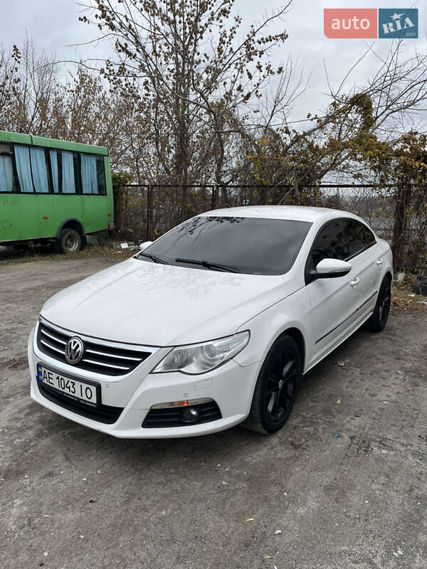 Седан Volkswagen Passat 2010 в Днепре
