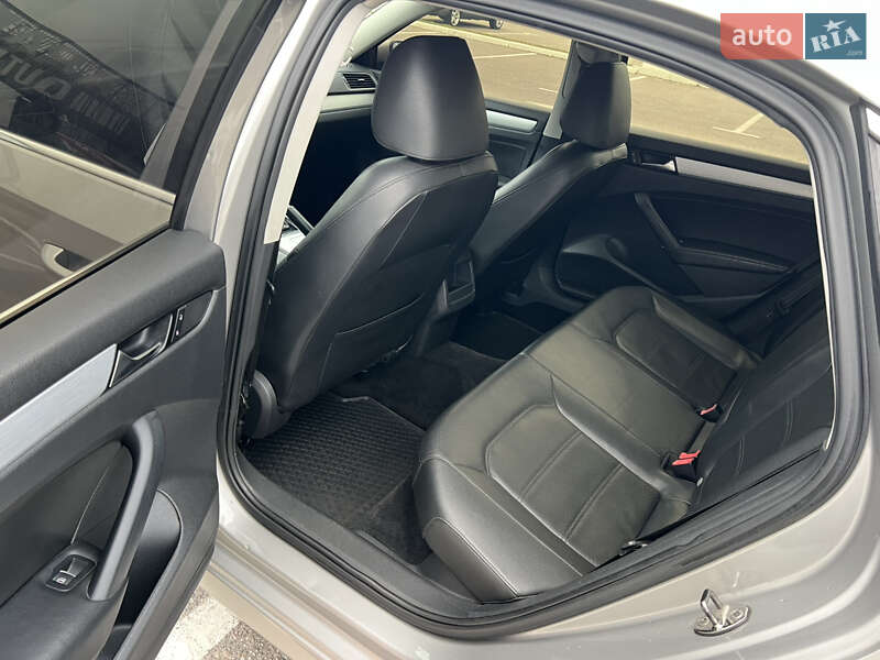 Седан Volkswagen Passat 2012 в Киеве