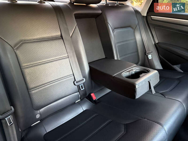 Седан Volkswagen Passat 2018 в Днепре