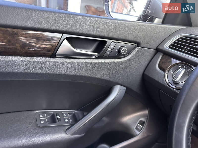 Седан Volkswagen Passat 2013 в Ужгороде