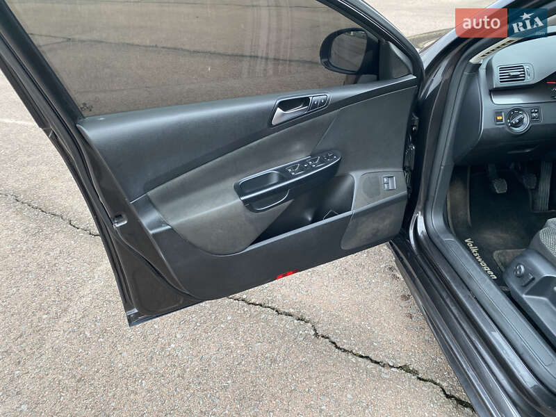 Універсал Volkswagen Passat 2010 в Ужгороді