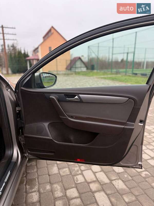 Універсал Volkswagen Passat 2011 в Самборі