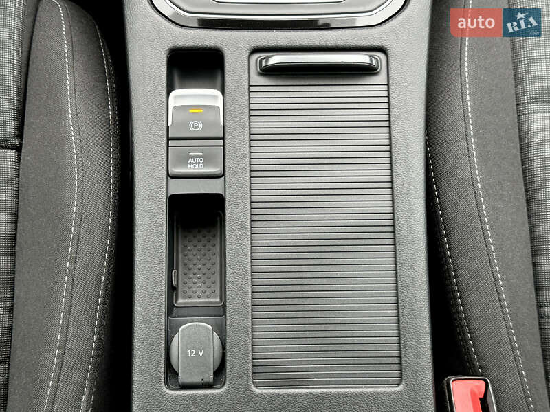 Універсал Volkswagen Passat 2019 в Києві фото 54 Універсал Volkswagen Passat 2019 в Києві
