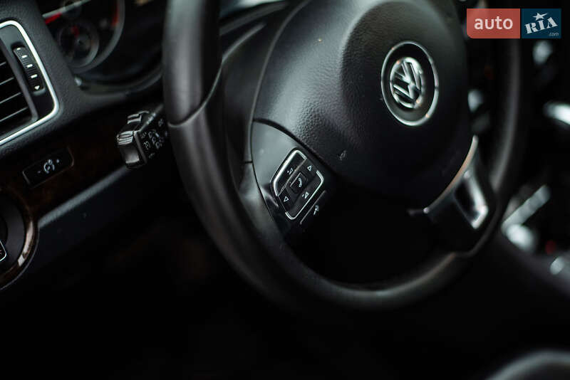 Седан Volkswagen Passat 2014 в Ровно
