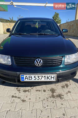 Седан Volkswagen Passat 1997 в Томашполе