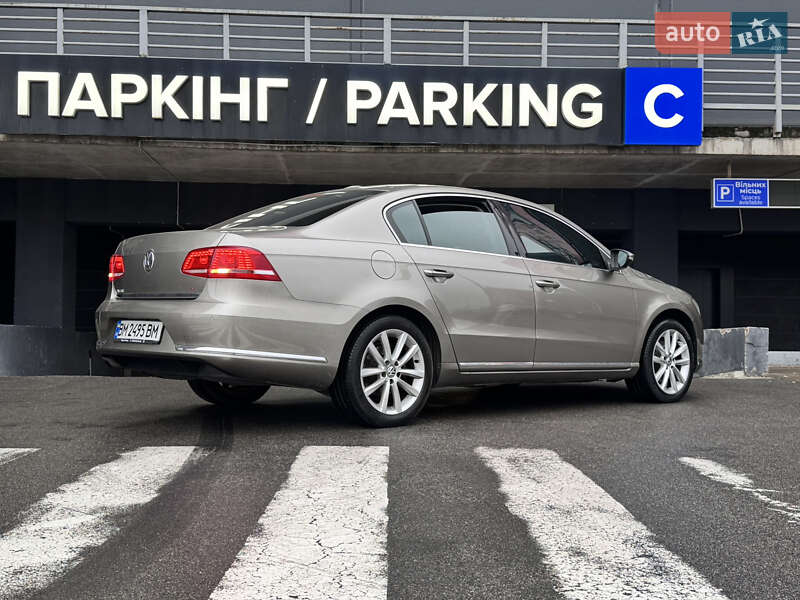 Седан Volkswagen Passat 2013 в Киеве