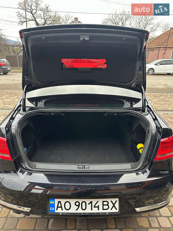 Седан Volkswagen Passat 2011 в Ужгороде