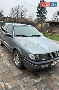 Седан Volkswagen Passat 1994 в Жовкві