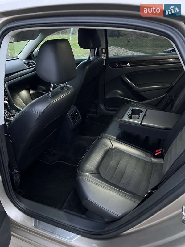 Седан Volkswagen Passat 2014 в Ровно