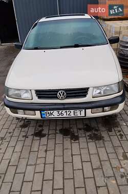 Седан Volkswagen Passat 1995 в Ровно