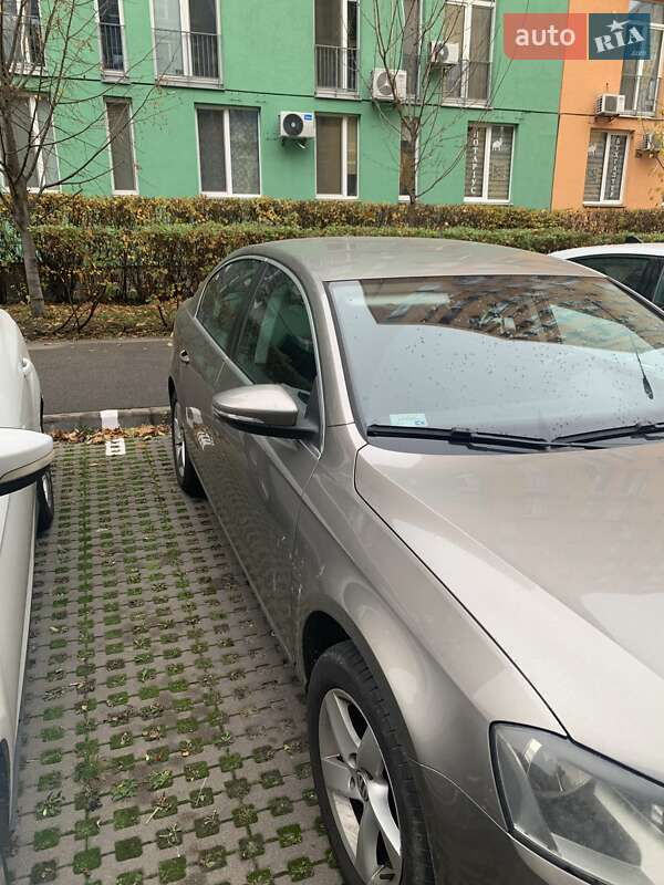 Седан Volkswagen Passat 2013 в Киеве