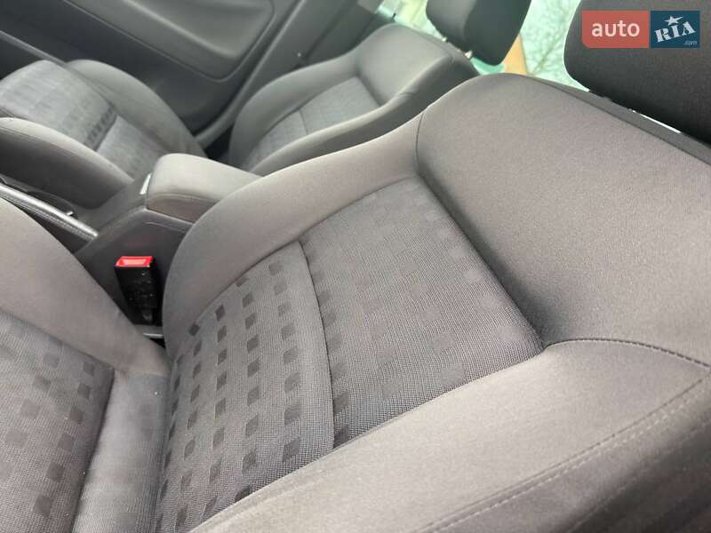 Універсал Volkswagen Passat 2004 в Охтирці