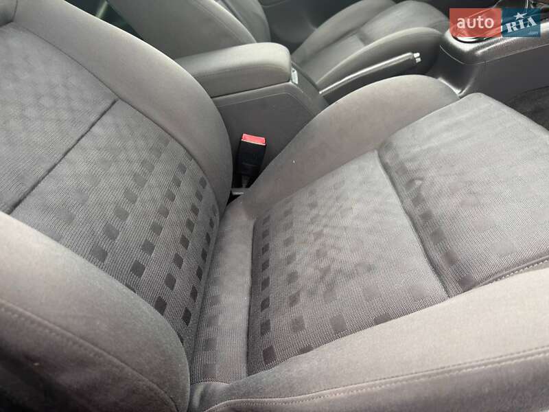 Універсал Volkswagen Passat 2004 в Охтирці