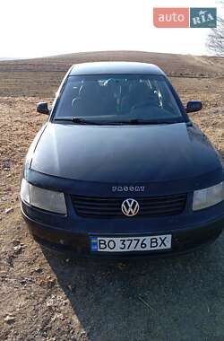 Седан Volkswagen Passat 1998 в Почаеве
