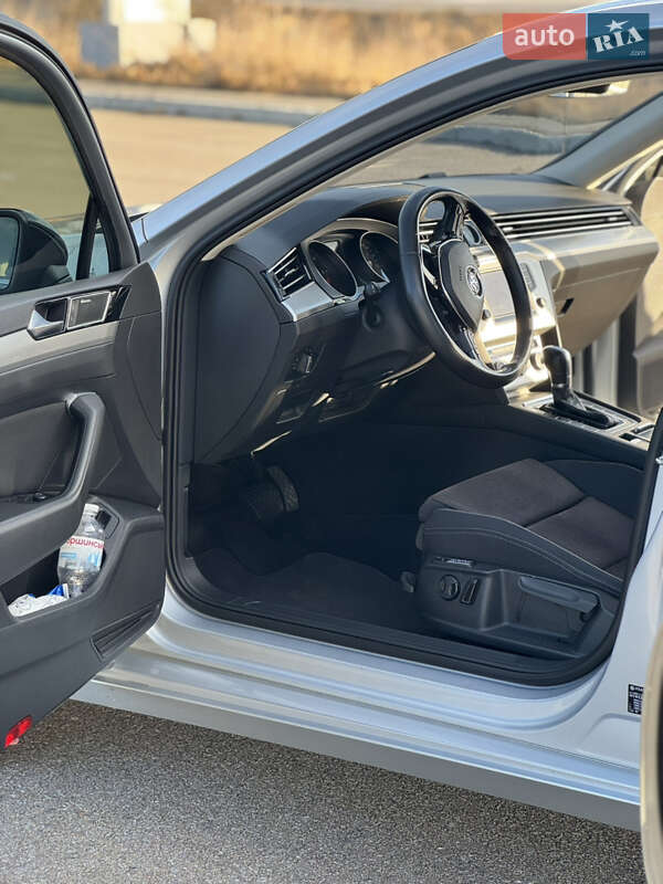 Седан Volkswagen Passat 2015 в Звягелі
