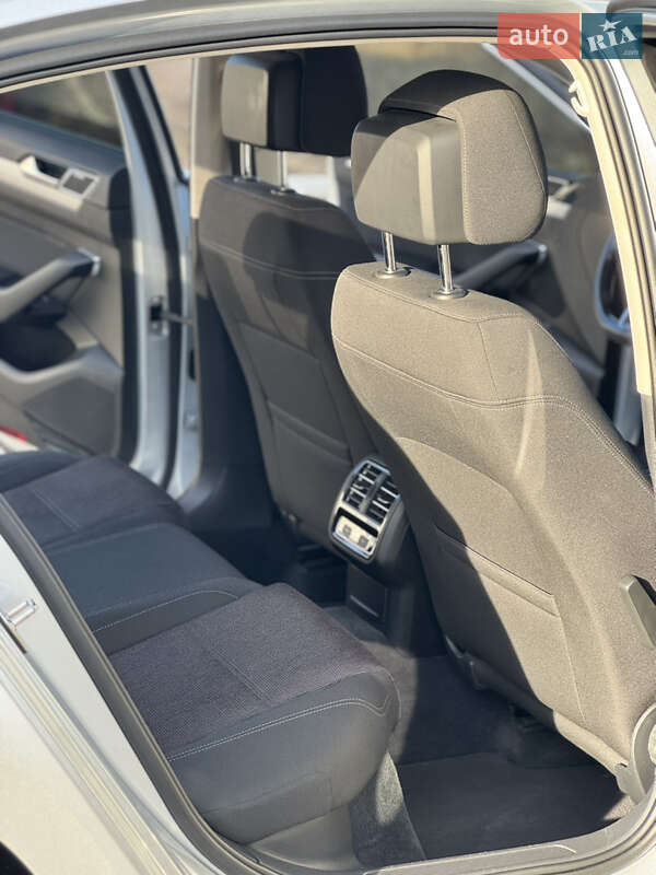 Седан Volkswagen Passat 2015 в Звягелі