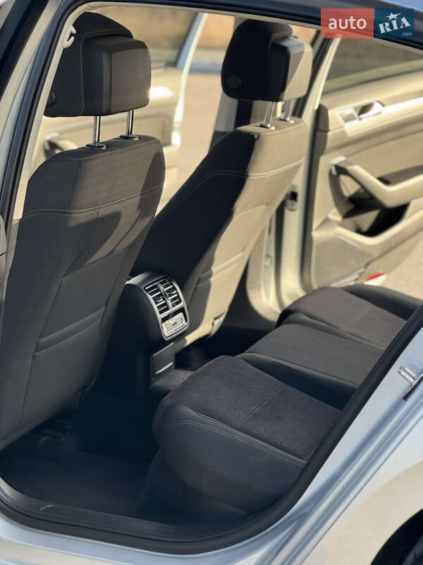 Седан Volkswagen Passat 2015 в Звягелі