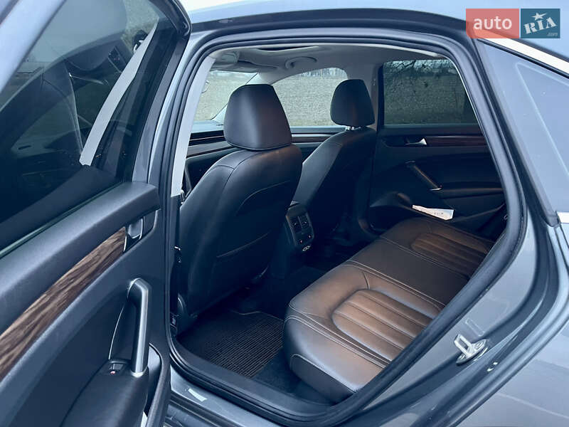 Седан Volkswagen Passat 2020 в Ромнах