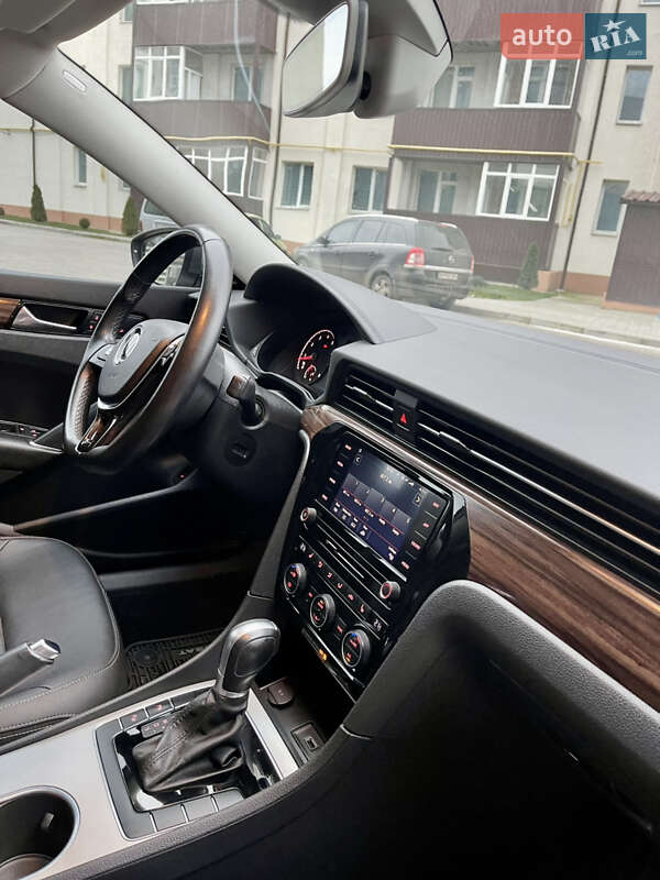Седан Volkswagen Passat 2020 в Ромнах