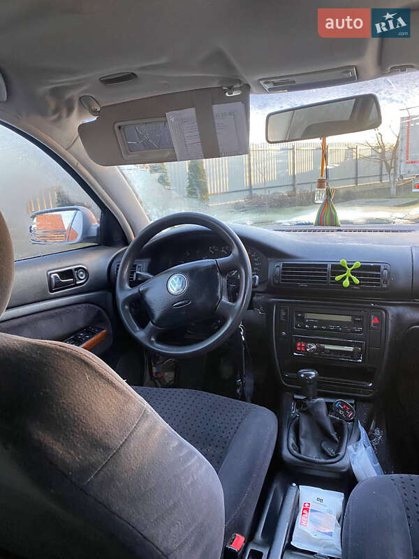 Седан Volkswagen Passat 1996 в Ратным