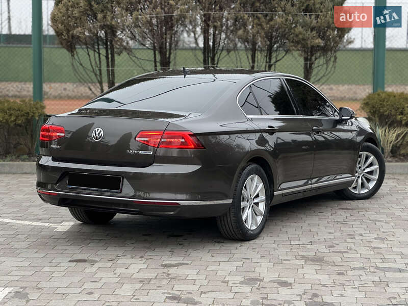 Седан Volkswagen Passat 2015 в Ровно
