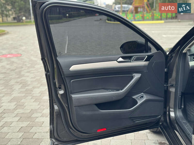 Седан Volkswagen Passat 2015 в Ровно