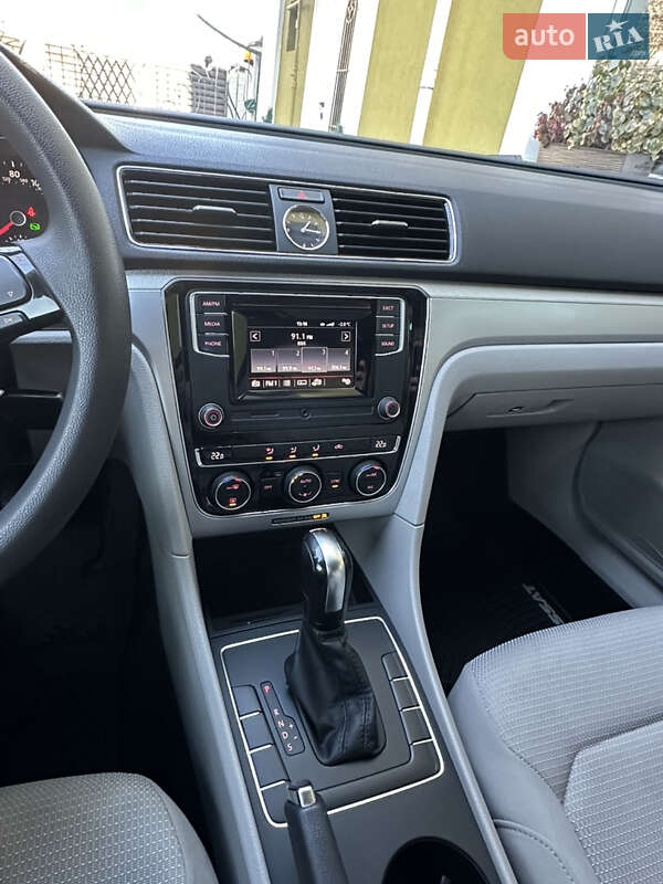 Седан Volkswagen Passat 2015 в Львові