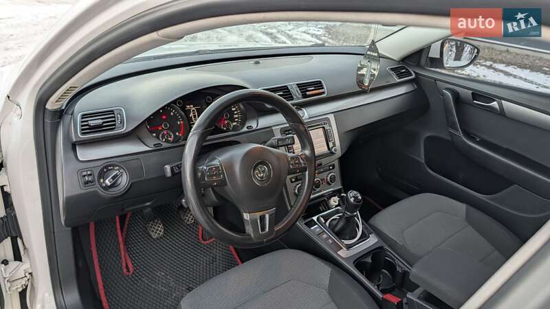 Седан Volkswagen Passat 2013 в Ивано-Франковске