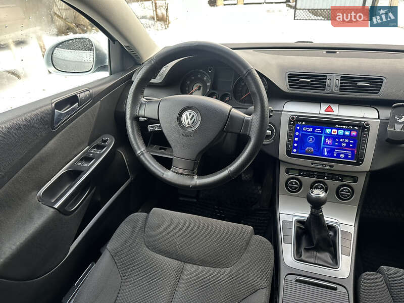 Седан Volkswagen Passat 2006 в Волочиську