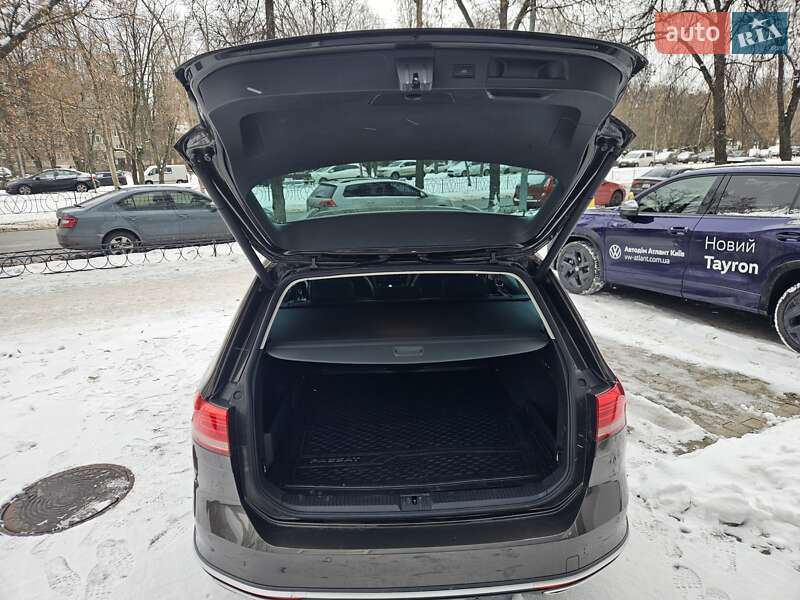 Универсал Volkswagen Passat 2018 в Киеве