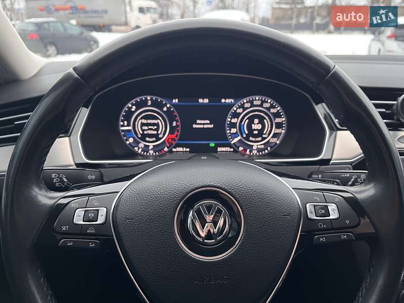 Універсал Volkswagen Passat 2017 в Житомирі