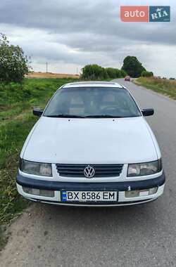 Седан Volkswagen Passat 1994 в Волочиске