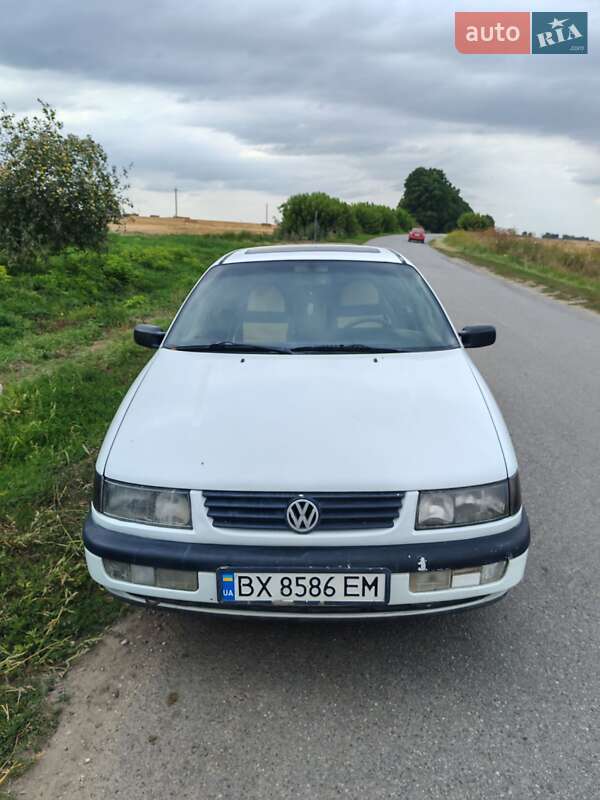 Седан Volkswagen Passat 1994 в Волочиске