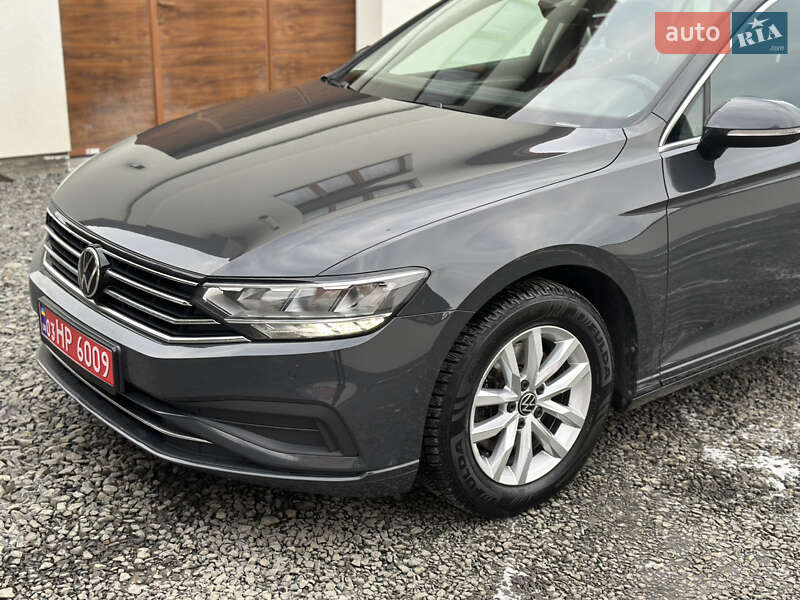 Седан Volkswagen Passat 2020 в Ужгороді