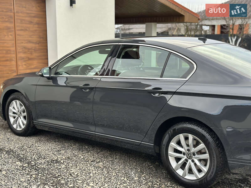 Седан Volkswagen Passat 2020 в Ужгороді