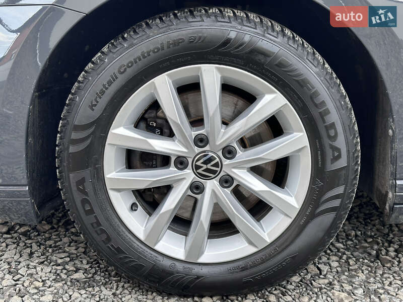 Седан Volkswagen Passat 2020 в Ужгороді