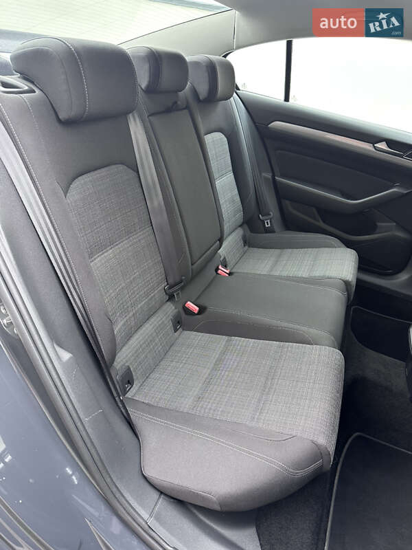 Седан Volkswagen Passat 2020 в Ужгороді