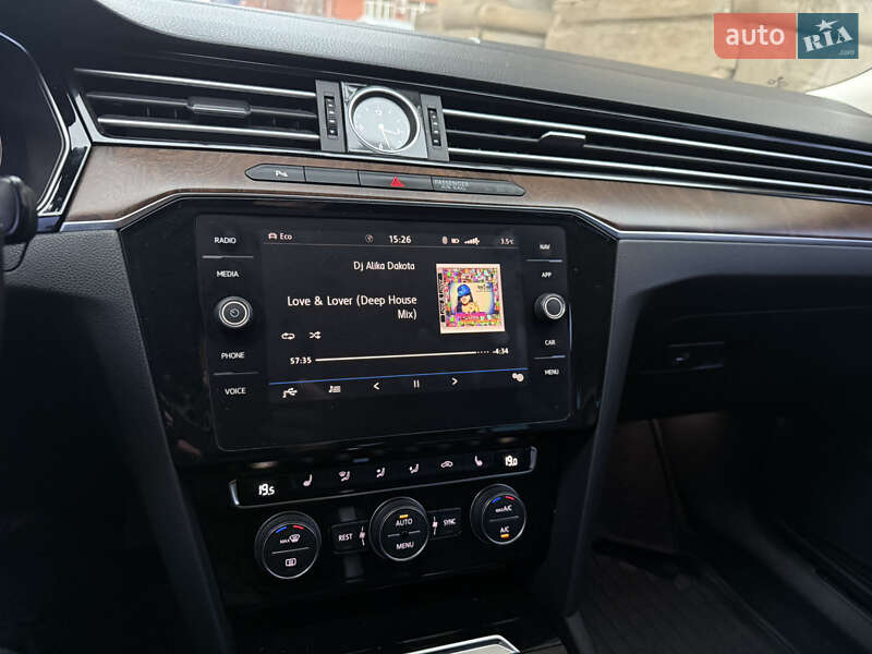 Седан Volkswagen Passat 2018 в Киеве